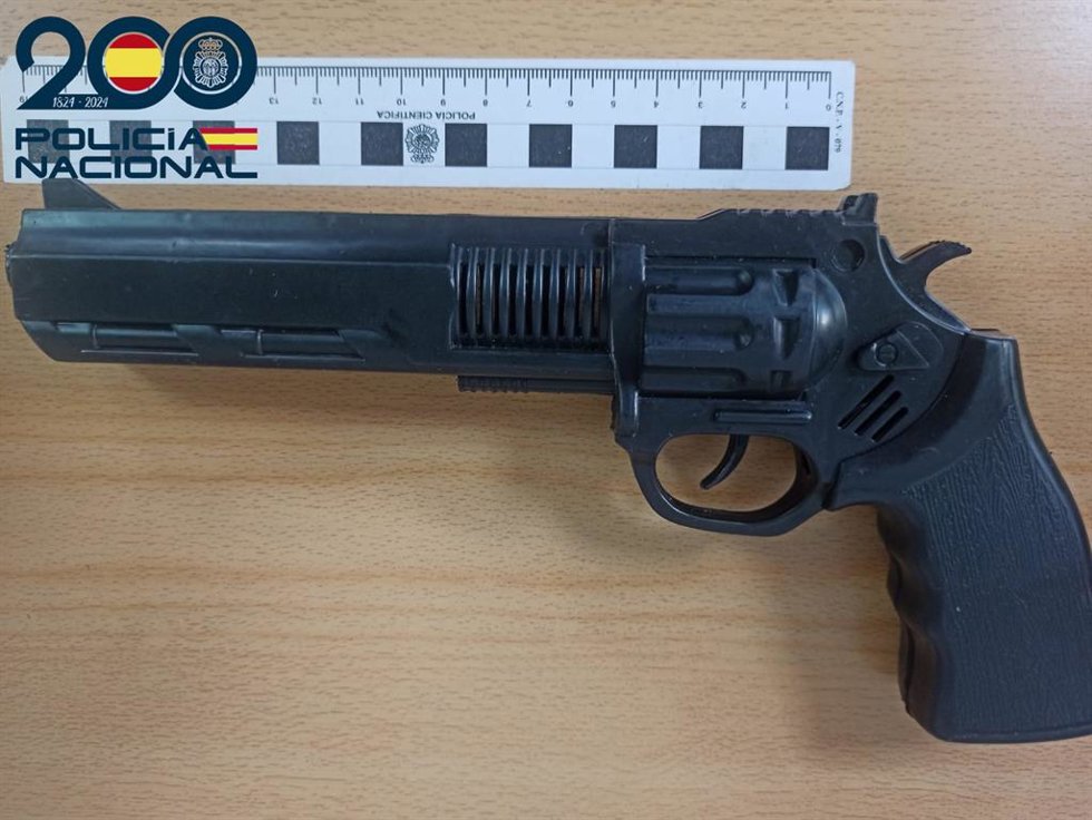 Arma simulada intervenida al detenido.
