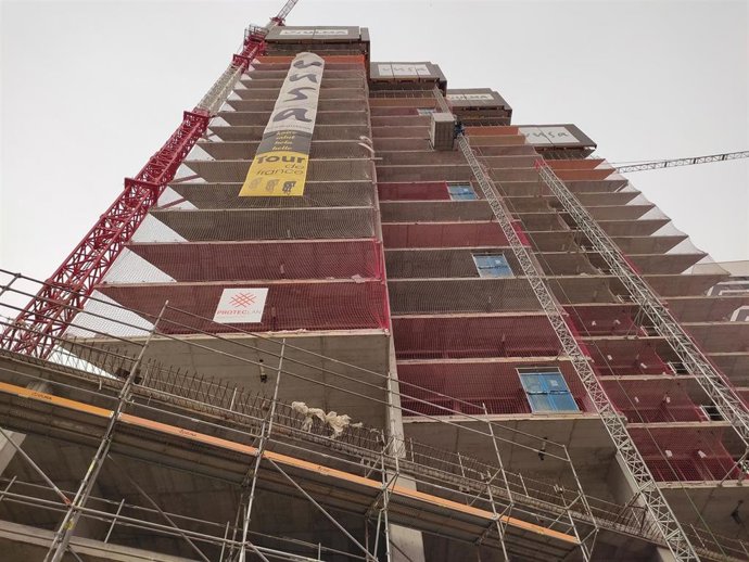 Archivo - Edificio en construcción junto a la Intermodal de Bilbao (archivo)