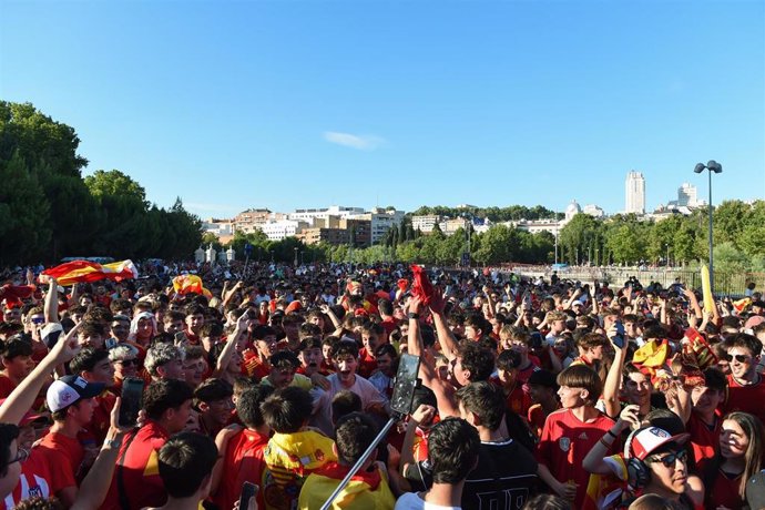 Cientos de personas celebran un gol durante el partido de semifinales de la Eurocopa entre España y Francia visto desde una pantalla gigante en la explanada de Puente del Rey, a 9 de julio de 2024, en Madrid (España). 