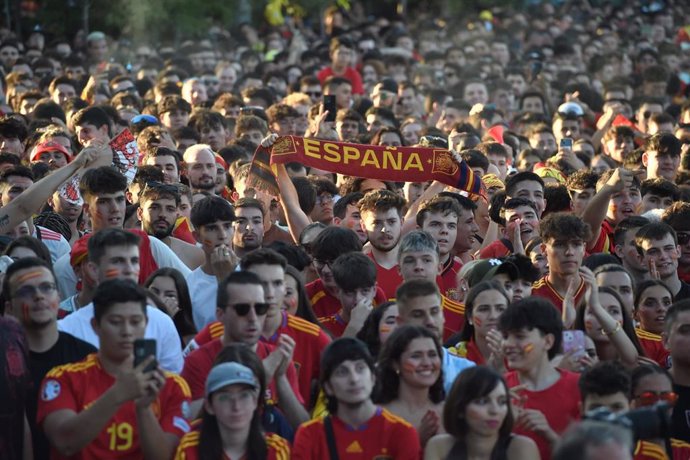 Decenas de aficionados se concentran para ver la final, en el Puente del Rey, a 14 de julio de 2024, en Madrid (España).