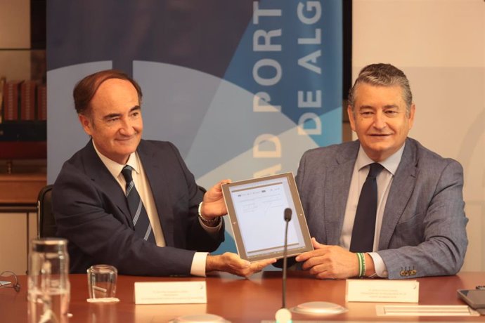 Antonio Sanz  junto con el presidente de la Autoridad Portuaria de la Bahía de Algeciras, Gerardo Landaluce, durante la firma del acuerdo.