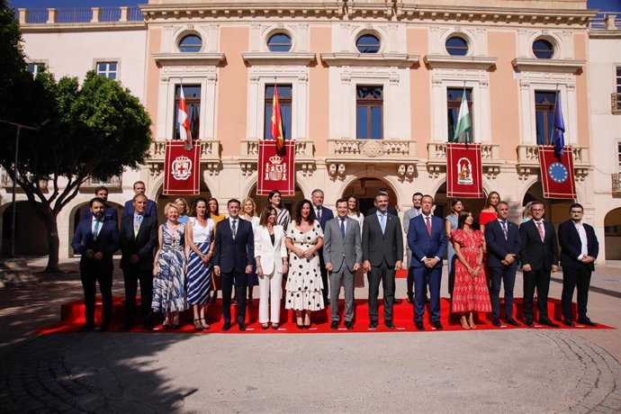 El presidente de la Junta de Andalucía, Juanma Moreno, preside la foto de familia en la reinauguración de las casas consistoriales de Almería tras las obras de reforma interior.