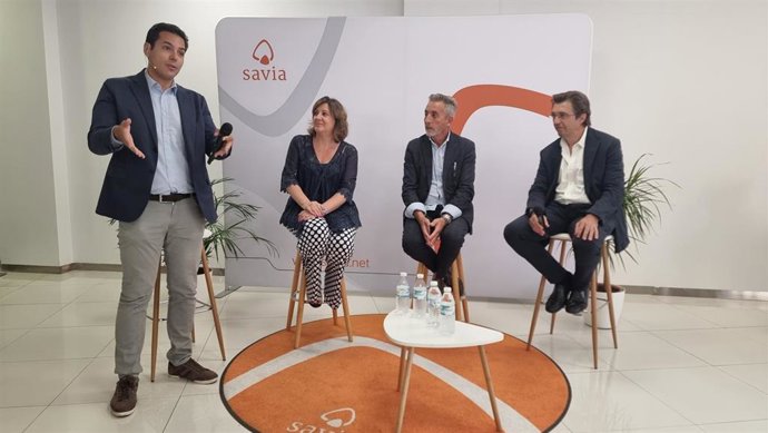 Visita por parte de la consejera de Economía, Empresas y Empleo de C-LM, Patricia Franco, y el alcalde de Valdepeñas, Jesús Martín, a las oficinas de la empresa de software de recursos humanos Savia.