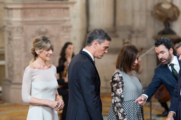 (I-2D) La mujer del presidente del Gobierno, Begoña Gómez, el presidente del Gobierno, Pedro Sánchez, y la presidenta del Congreso, Francina Armengol, durante la imposición de condecoraciones con ocasión del X aniversario de la Proclamación de Su 