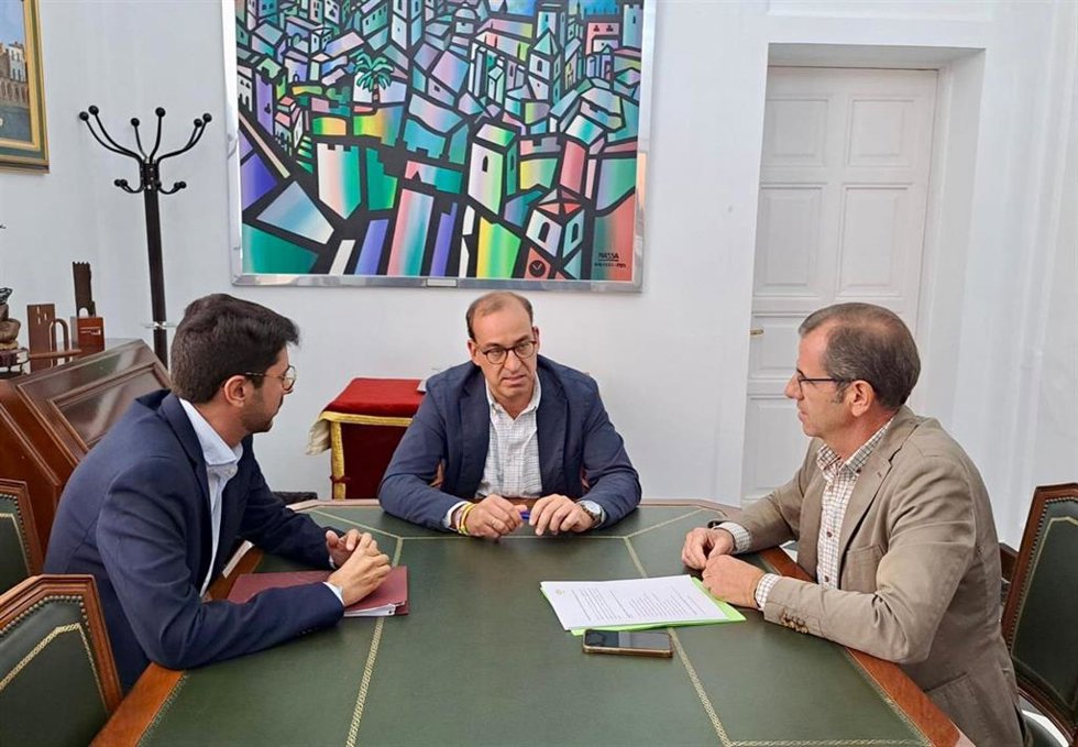 El alcalde de Cáceres, Rafael Mateos, y el portavoz de Vox, Eduardo Gutiérrez, junto al concejal de Economía, Ángel Orgaz, en una foto de archivo