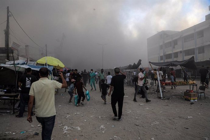 Columna de humo tras un bombardeo del Ejército de Israel contra la ciudad de Jan Yunis, situada en el sur de la Franja de Gaza (archivo)