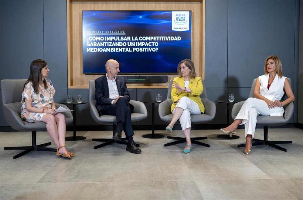 (I-D) El country Manager Iberia at Ecolab & VP of Marketing Nalco Water Division, Xavier Cardoso; la directora General y Presidenta del Consejo de Administración de Michelin España Portugal S.A. María de la Paz Robina; la directora General de Madrid Exc