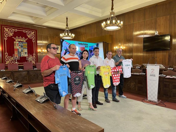 Patrocinadores y organizadores de la edición número 41 de la Vuelta Ciclista a Zamora, en la presentación de la prueba