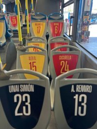 Los autobuses de la EMT lucen la bandera por la Eurocopa y la L34 incorpora en sus asientos los dorsales de la Selección