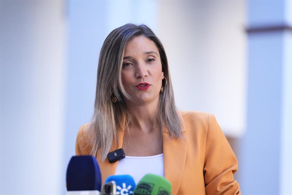 La portavoz del PSOE-A, María Márquez, atiende a los medios en el Parlamento andaluz.