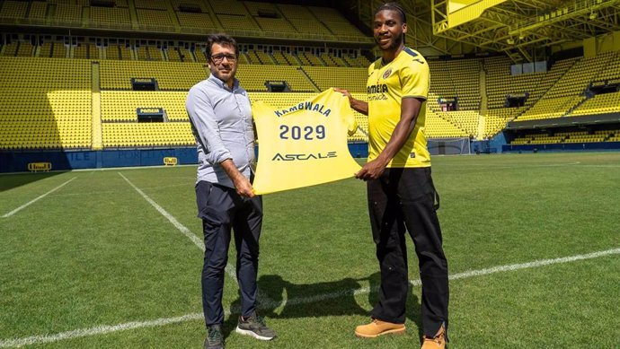 El central franco-congoleño Willy Kambwala posando en sobre el césped del estadio de la Cerámica.