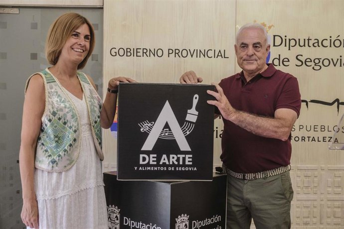 La diputada provincial y el alcalde de Fresno de Cantalpino.