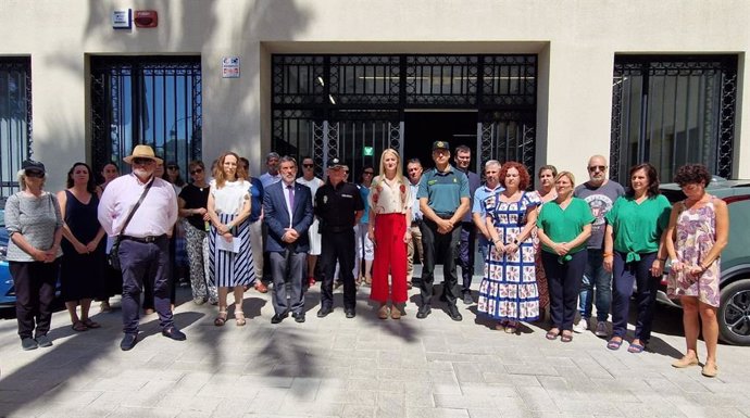 Minuto de silencio convocado a las puertas de la Delegación del Gobierno en la Región de Murcia para condenar los cinco asesinatos machistas registrados este fin de semana en España