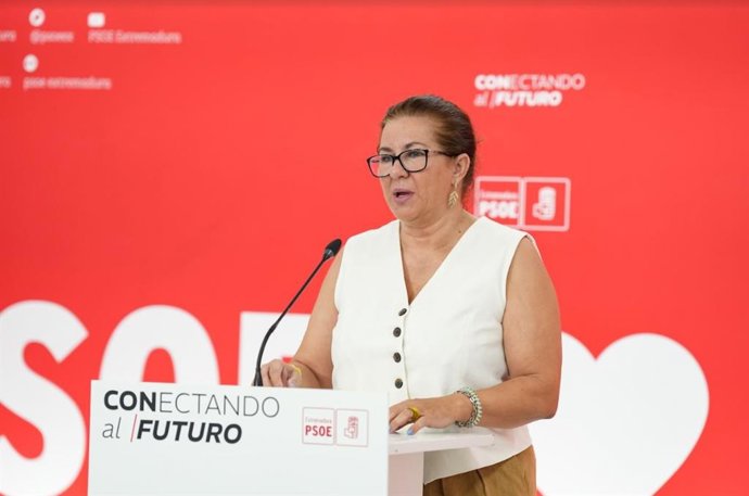 La vicesecretaria general del PSOE de Extremadura, Eva Pérez, en rueda de prensa en Mérida
