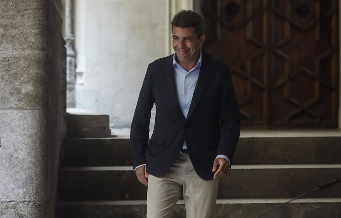 El president de la Generalitat Valenciana, Carlos Mazón a su llegada para la firma del convenio de colaboración entre la Generalitat y PowerCo, en el Palau de la Generalitat, a 9 de julio de 2024, en Valencia, Comunidad Valenciana (España). El convenio de