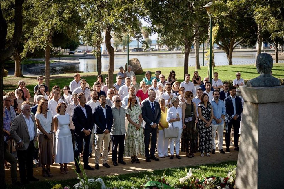 Familiares, vecinos y compañeros del edil del PP en el Ayuntamiento de Málaga José María Martín Carpena han recordado y rendido homenaje su figura con motivo del XXIV aniversario de su asesinato a manos de la banda terrorista ETA