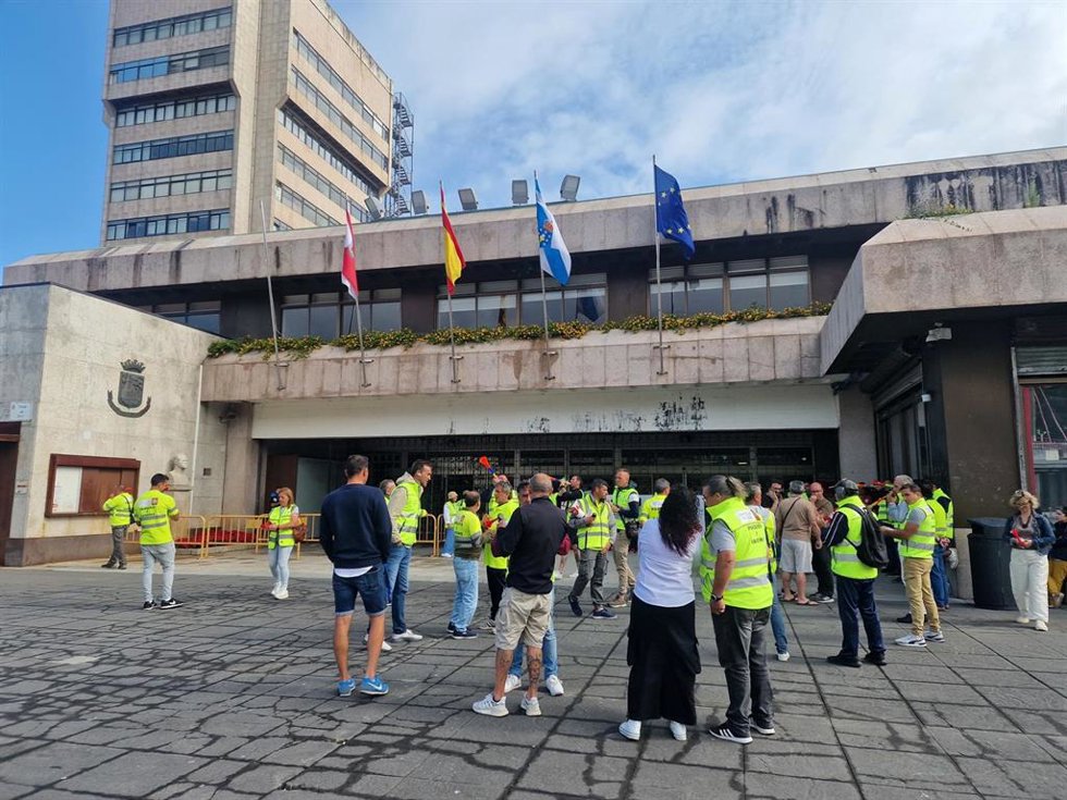 Imagen de los jardineros manifestándose frente al Ayuntamiento de Vigo.