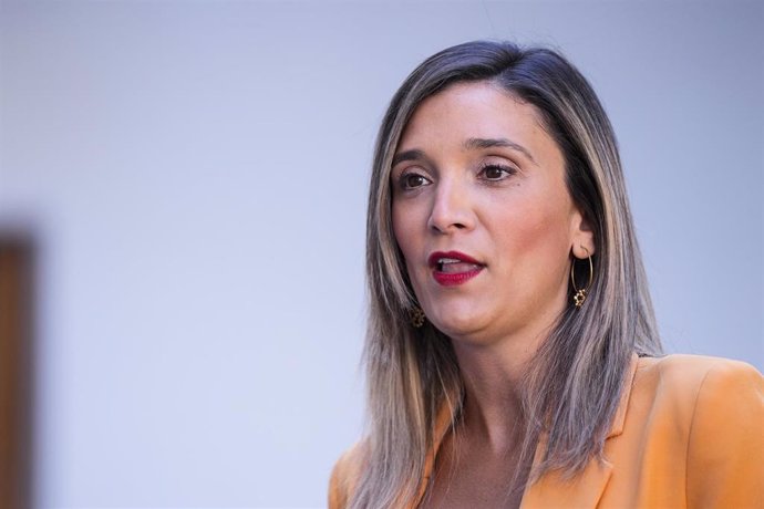 La portavoz adjunta del Grupo Socialista en el Parlamento de Andalucía, María Márquez, durante la rueda de prensa en el Parlamento de Andalucía, a 15 de julio de 2024 en Sevilla (Andalucía, España). La portavoz adjunta del Grupo Socialista en el Parlament