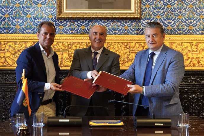 Antonio Sanz, el alcalde de Algeciras y el director general de la RTVA durante la firma del acuerdo para promover el legado de Paco de Lucía.