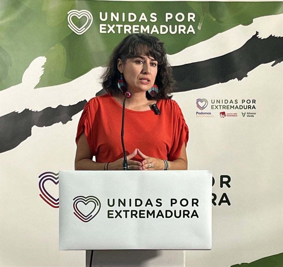 La portavoz de Unidas por Extremadura, Irene de Miguel, en rueda de prensa en Mérida