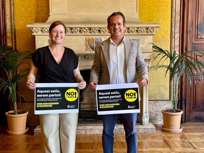 El conseller insular de Presidencia, Antoni Fuster, presenta junto a la la directora insular de Familias, Ana Ferriol, la campaña del Consell para prevenir agresiones sexuales este verano