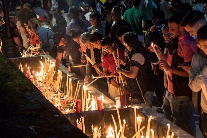 Velas junta a la ermita de Nuestra Señora de El Carmen en Revilla de Camargo