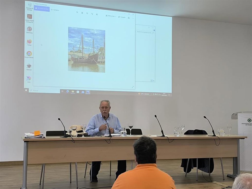 El escritor y periodista Antonio Pérez Gómez en una ponencia sobre 'Andalucía en la historia y en la novela histórica' organizada en la sede de la UNIA en Santa María de la Rábida (Huelva).