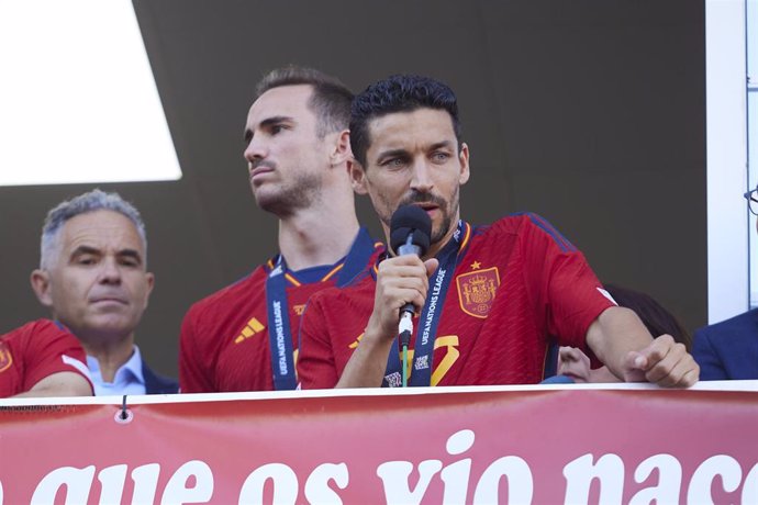 Archivo - El jugador de la Selección Española, Jesús Navas, junto a Fabián Ruiz, durante la recepción institucional en Los Palacios tras la conquista de la Nations League.