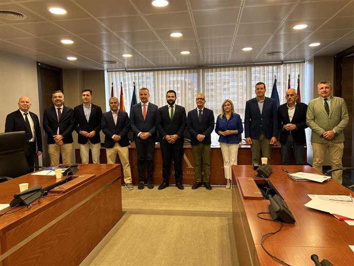 Foto de familia de la Comisión de Asuntos Generales e Institucionales, de la Unión Europea y Derechos Humanos, en la que han comparecido los alcaldes de Torre Pacheco y La Unión, Pedro Ángel Roca y Joaquín Gabriel Zapata