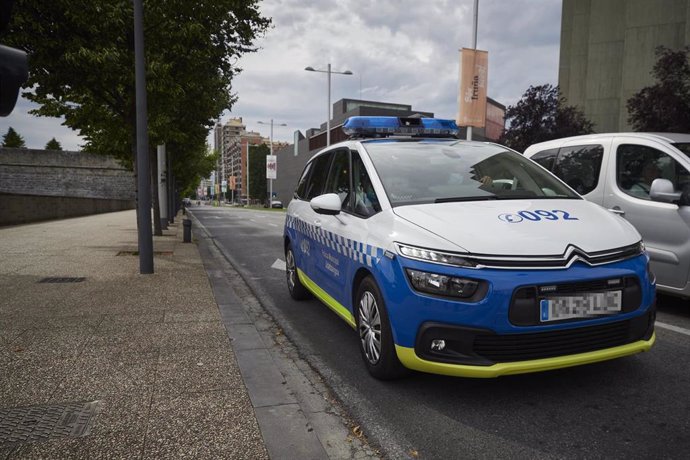 Archivo - Un vehículo de la Policía Municipal de Pamplona.