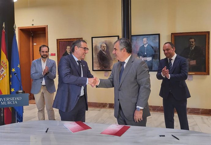 El consejero de Medio Ambiente, Universidades, Investigación y Mar Menor, Juan María Vázquez, firmó con el rector de la Universidad de Murcia, José Luján, el convenio para la integración de los estudios de Enfermería de Cartagena en la UMU.