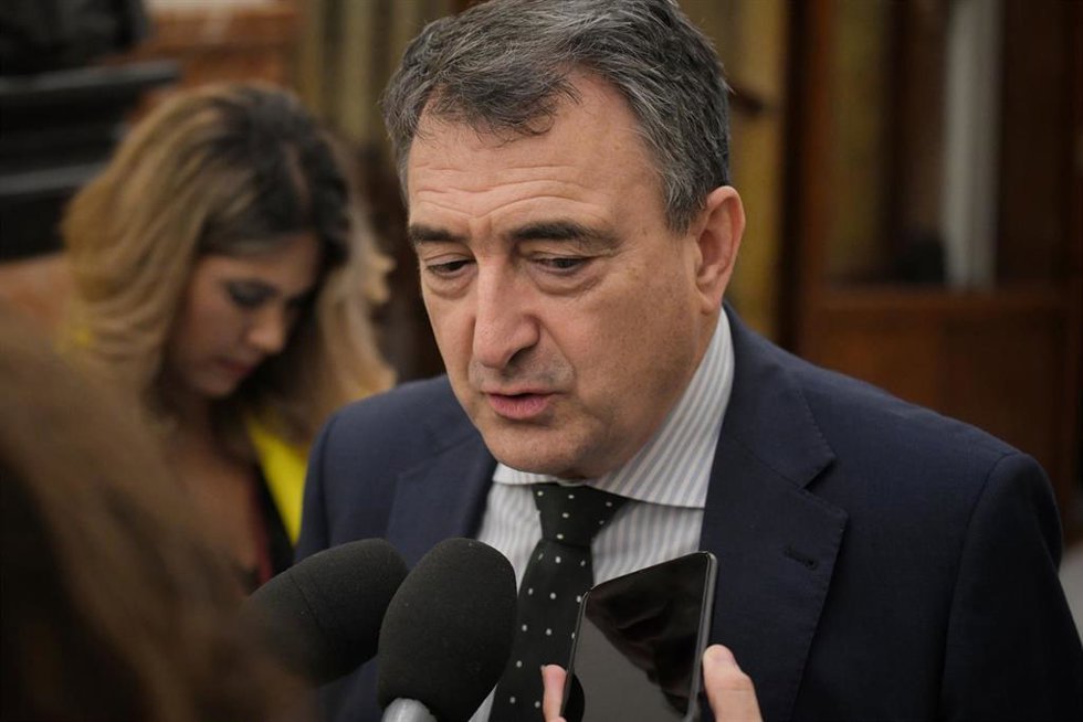 El portavoz del PNV en el Congreso, Aitor Esteban, realiza unas declaraciones a los medios, a la salida de una sesión plenaria, en el Congreso de los Diputados, a 25 de junio de 2024, en Madrid (España). La sesión plenaria ha comenzado con los debates d