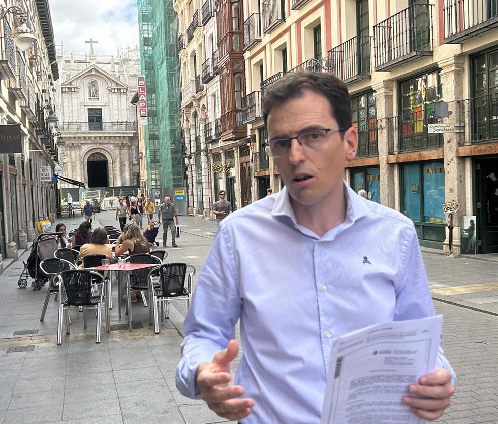 El portavoz del Grupo Municipal Socialista, Pedro Herrero, en la calle Platerías, con la iglesia de la Vera Cruz al fondo.