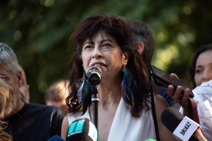 La ministra de Igualdad, Ana Redondo, atiende a los medios de comunicación durante la manifestación estatal del Orgullo LGTBI+ 2024, a 6 de julio de 2024, en Madrid (España).