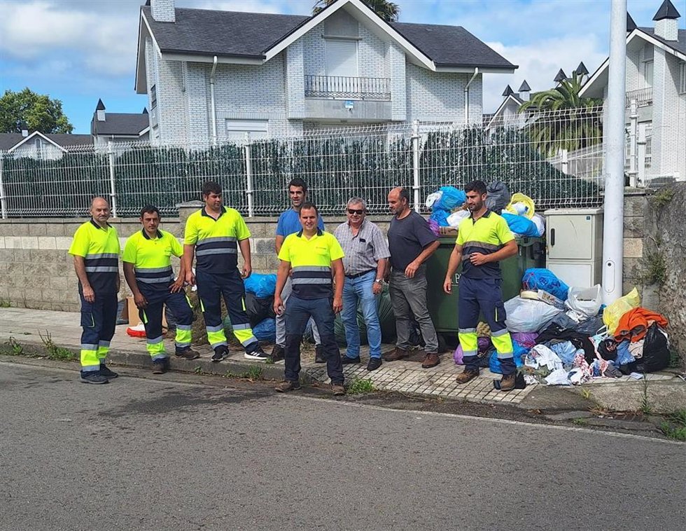 Trabajadores del servicio de recogida de basuras de la Mancomunidad El Brusco en el tercer día de huelga