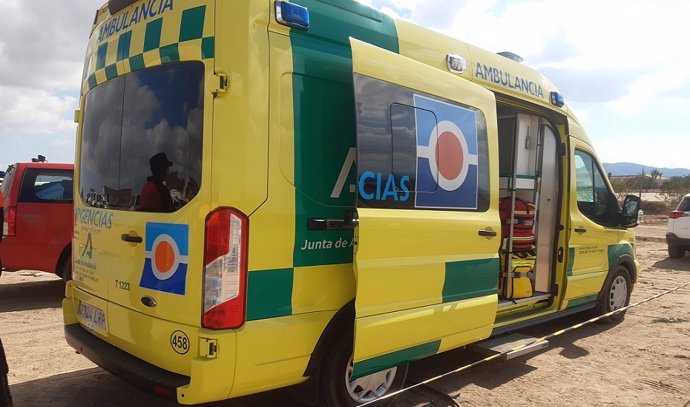 Archivo - Fotografía de archivo de una ambulancia en Andalucía.