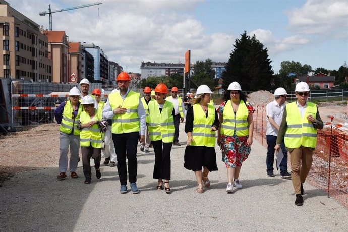 El presidente del Principado, Adrián Barbón, y la consejera de Educación, Lydia Espina, visitan junto a la alcaldesa de Gijón, Carmen Moriyón, las obras del consultorio periférico y el colegio público de Nuevo Roces