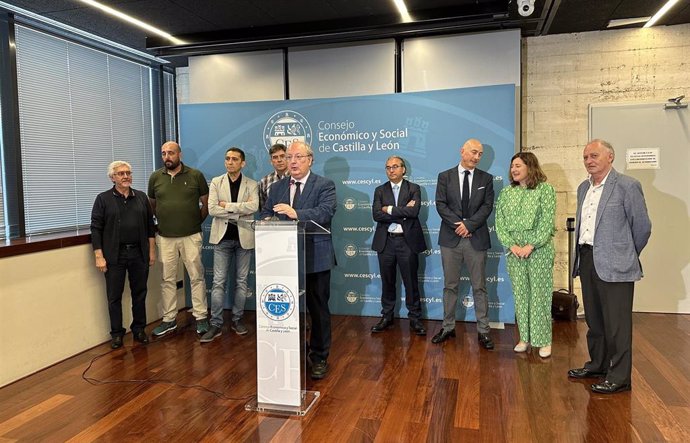 El presidente del CES de Castilla y León, Enrique Cabero, y miembros de la Mesa de Gobierno de la institución en la presentación del informe 'Desplazamiento intracomunitario de trabajadores entre Portugal y España'.