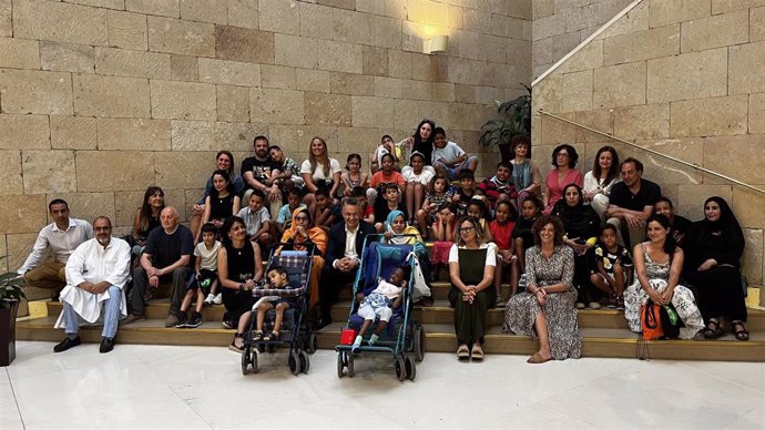 El Ayuntamiento recibe a los 22 niños y niñas saharauis que participan en el programa ‘Vacaciones en paz’ y a las familias que les acogen