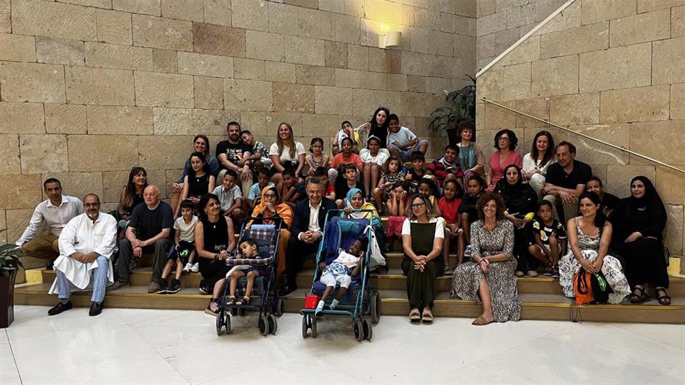 El Ayuntamiento recibe a los 22 niños y niñas saharauis que participan en el programa Vacaciones en paz y a las familias que les acogen