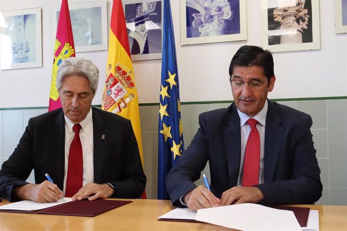 Firma de un convenio sobre memoria democrática entre la UAH y el Gobierno de C-LM.