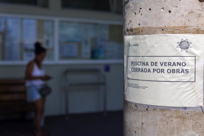 Cartel informativo en las piscinas del Centro Deportivo Municipal Luis Aragonés, en el barrio madrileño de Canillas (Hortaleza)