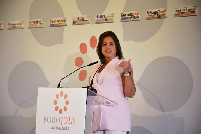 Catalina García durante su intervención en el desayuno-coloquido de Jaén Hoy