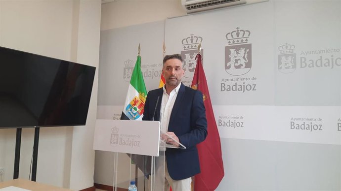 El concejal de Vox en Badajoz Carlos Pérez anuncia su baja del partido