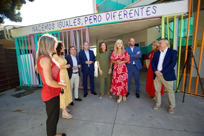 Del Pozo (4 dcha.), durante su visita al CEIP San Juan de la Cruz.