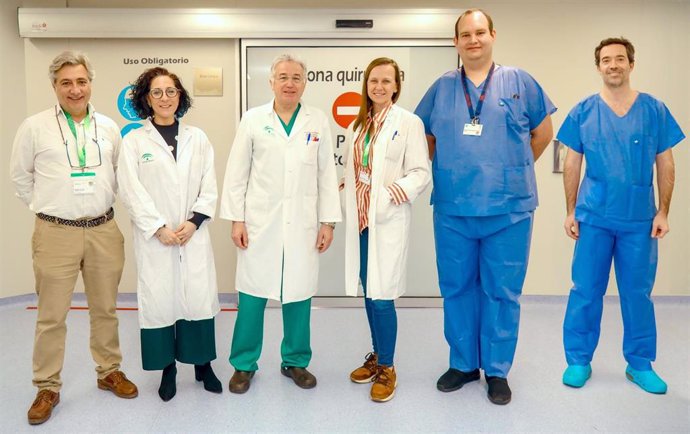 Equipo de cirujanos del Virgen del Rocío que han protagonizado el estudio sobre el perfil de pacientes que se beneficiarían de operaciones de apendicitis sin ingreso.