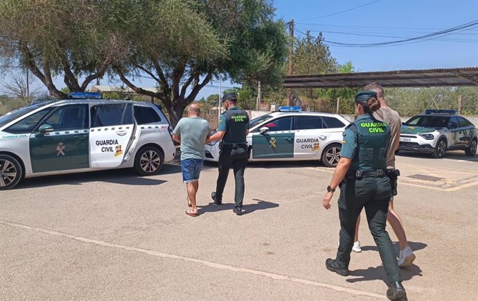 Detenidos por la Guardia Civil de Llucmajor al intentar robar en vehículos.
