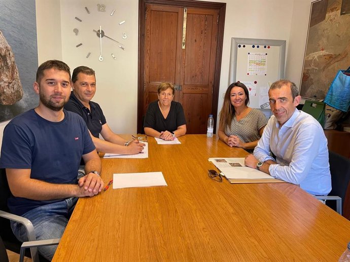 La consellera de Vivienda, Territorio y Movilidad, Marta Vidal, se ha reúne con la alcaldesa de Santanyí, Maria Pons, junto con el director general de Vivienda y Arquitectura del Govern, José Francisco Reynés