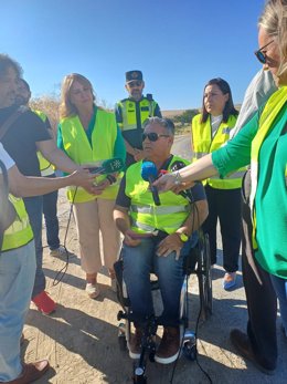 La subdelegada del Gobierno, Ana López (izda.), junto a miembros de Aspaym y de Tráfico.