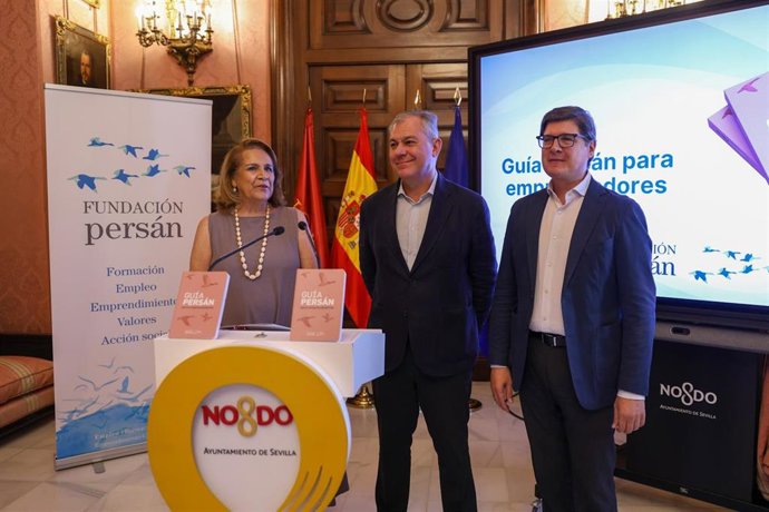 Concha Yoldi, José Luis Sanz y Álvaro Pimentel, en la presentación de la Guía Persán para emprendedores.
